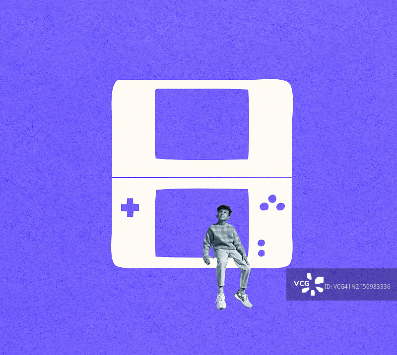 男孩坐在白色游戏设备上图片素材