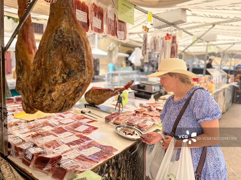 西班牙熟食市场摊位图片素材
