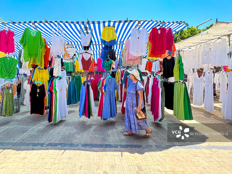 地中海风格的服装摊位图片素材