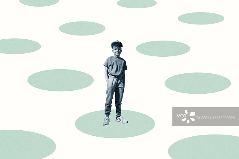 站在圆圈里的小男孩图片素材