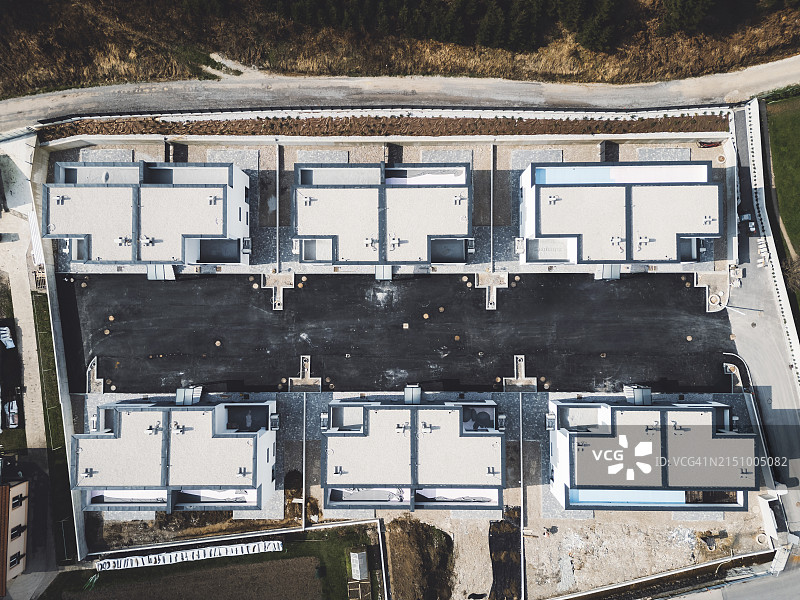 带平屋顶的复式房屋的俯视照片，现代新建建筑图片素材
