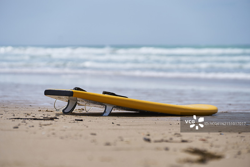 海边沙滩上专业冲浪板的侧视图，周围没有人图片素材