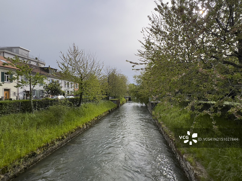 春季比尔市中心运河图片素材