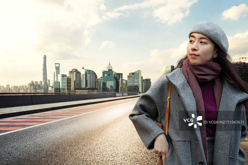 陆家嘴的年轻白领女性图片素材
