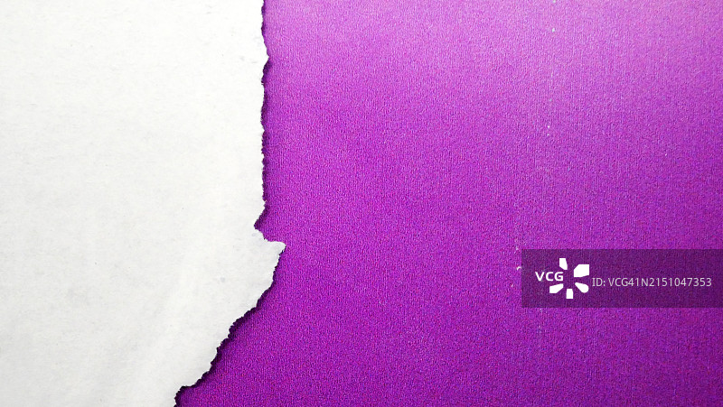 紫色海报上的白色纹理纸特写，巴黎，法国图片素材
