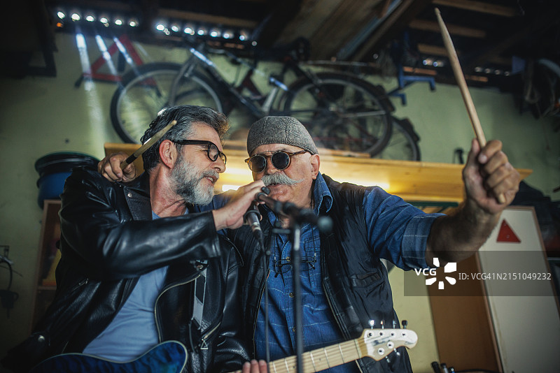 在车库里回忆过去的两老友图片素材