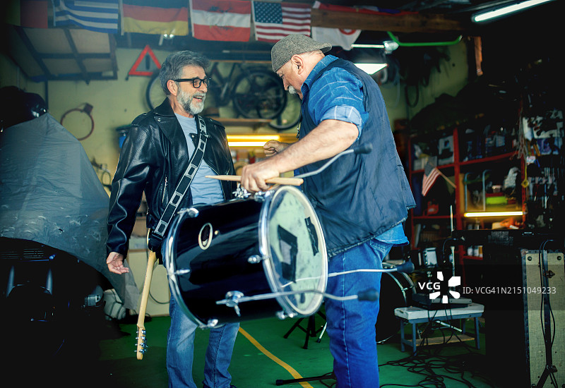在车库里回忆过去的两老友图片素材