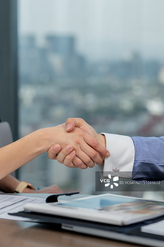 签订合同后男女握手的特写图片素材
