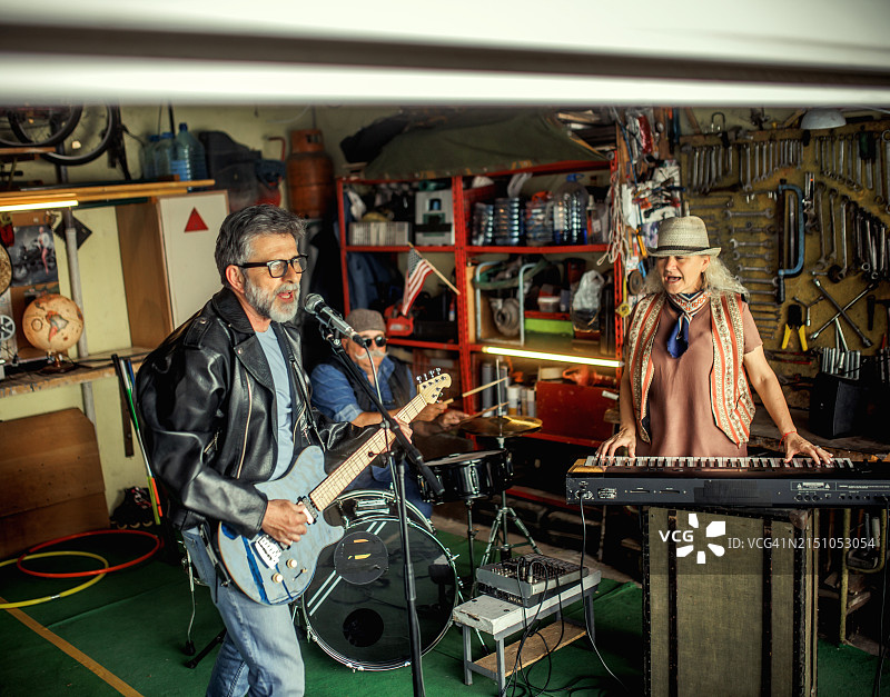 年长的朋友在车库里演奏音乐，回忆过去图片素材