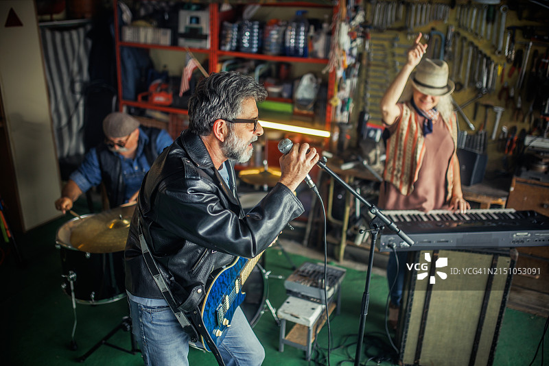 年长的朋友在车库里演奏音乐，回忆过去图片素材