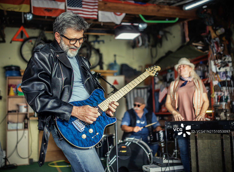 年长的朋友在车库里演奏音乐，回忆过去图片素材