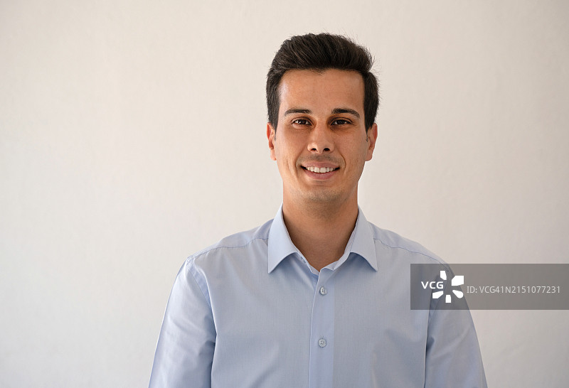 白墙上的年轻男子肖像图片素材