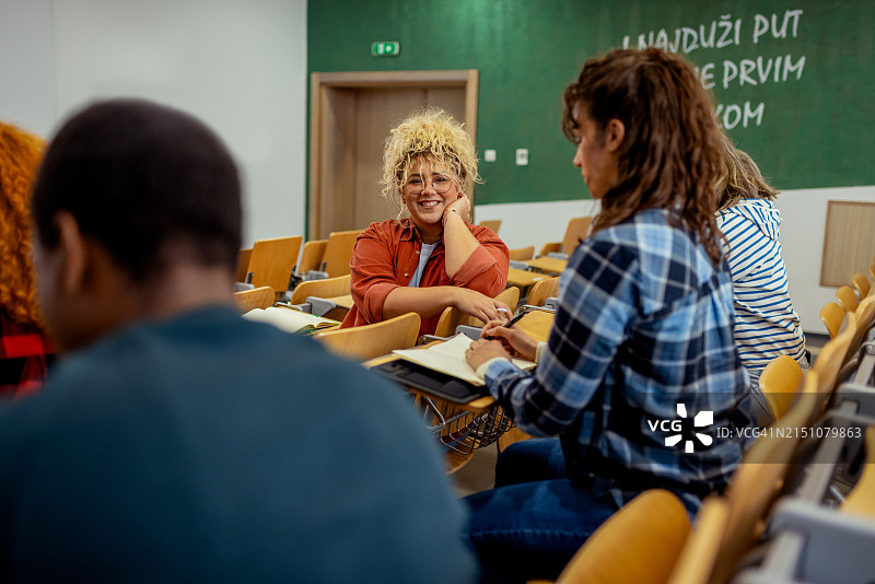 看着镜头的胖乎乎的女大学生肖像图片素材