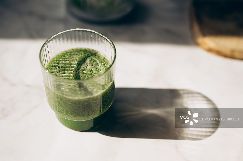 排毒饮食概念：木桌上的绿色蔬菜图片素材