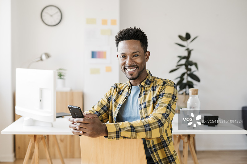 在家用手机工作的休闲男商人 портрет图片素材