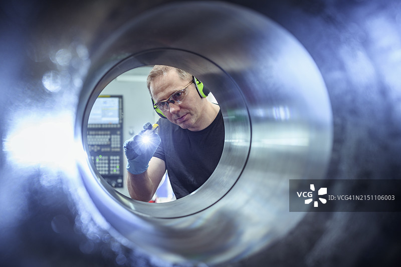 检查工程工厂中钢管表面光洁度的工程师图片素材