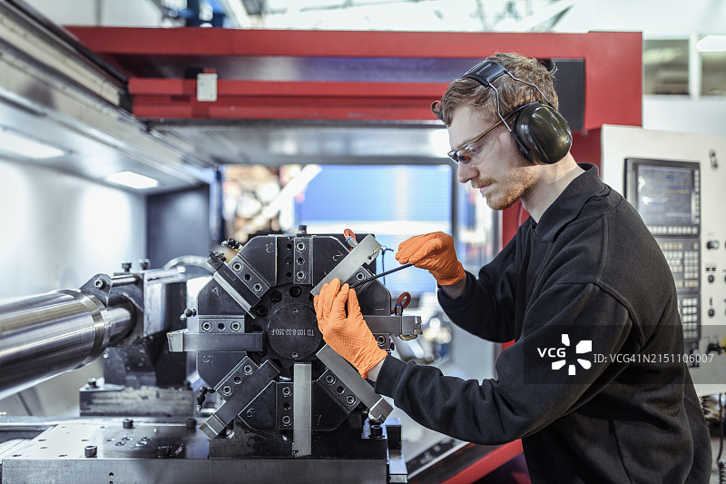 工程师在工程工厂的机床上调整刀具图片素材
