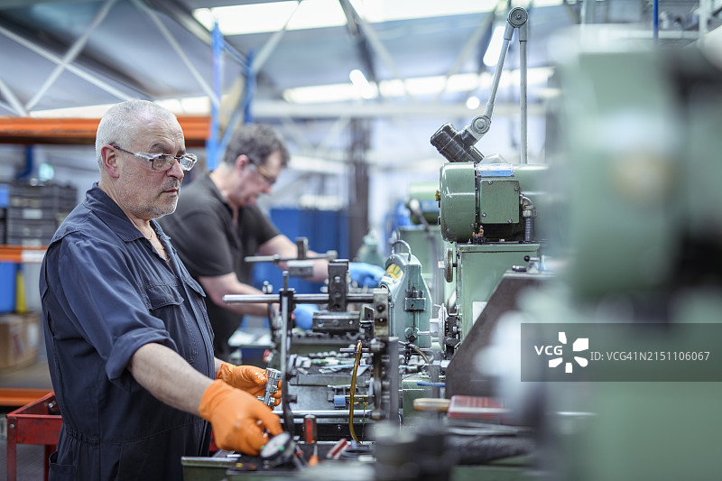 工程师在工程厂房抛光零件图片素材