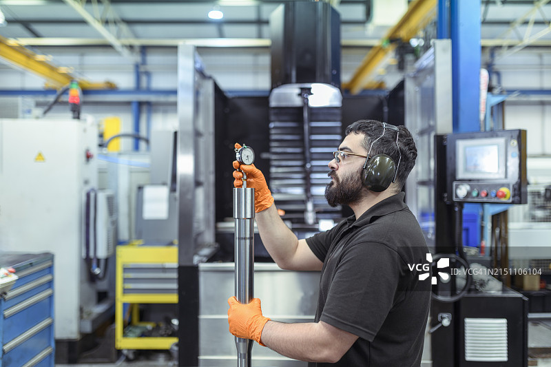 工程师在工厂测量钢材图片素材