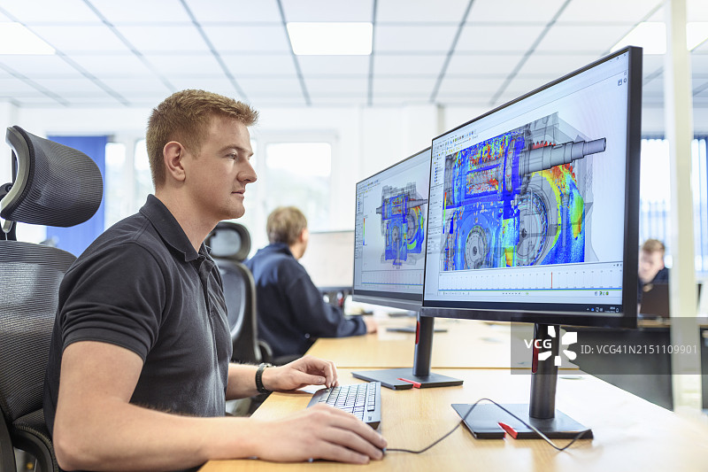 工程师在工厂查看齿轮箱内部润滑模拟图片素材