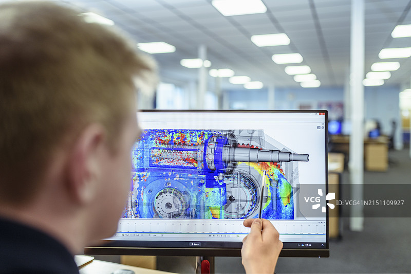 工程师在工厂查看齿轮箱内部润滑模拟图片素材