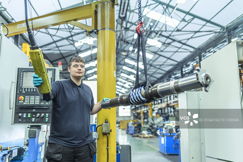 在工程工厂中工作的学徒工程师图片素材