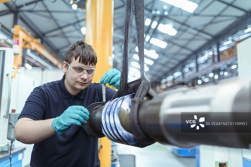 在工程工厂中工作的学徒工程师图片素材