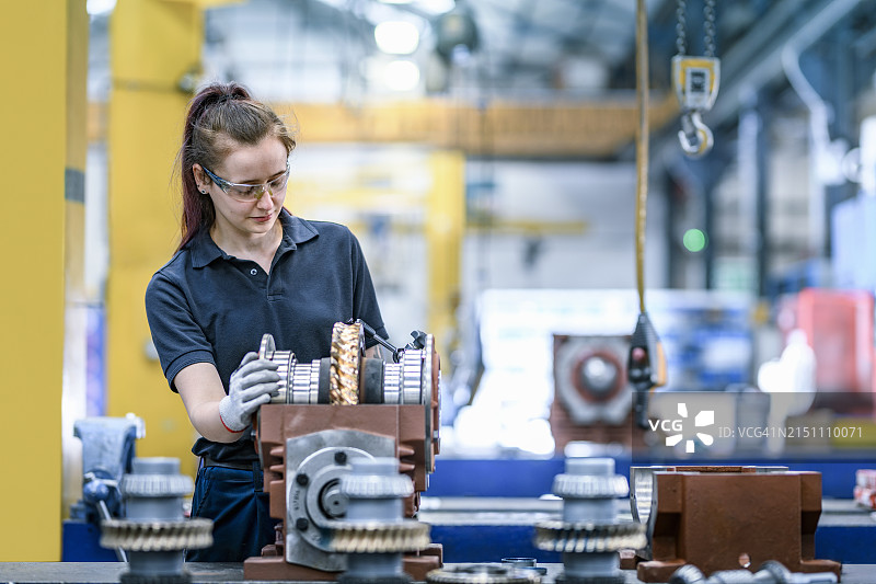 工程师在工厂组装齿轮箱图片素材