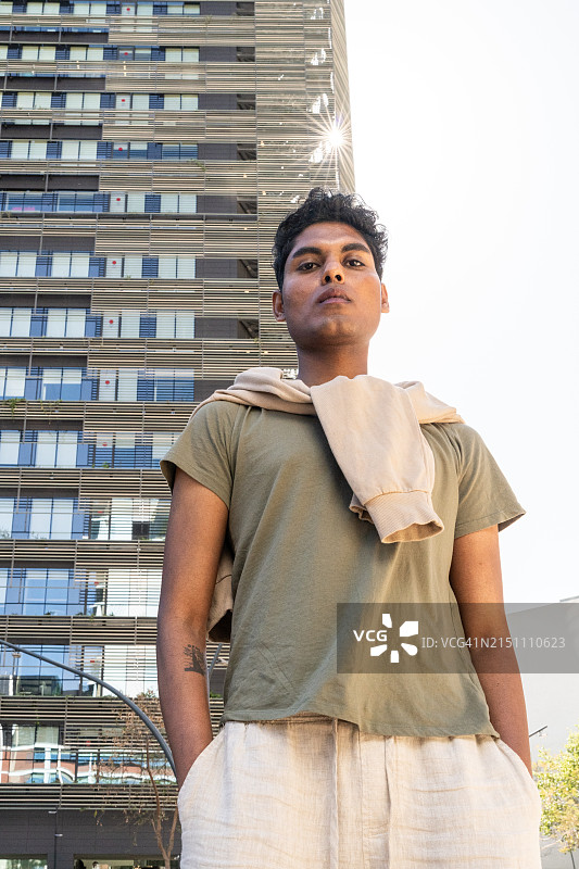 站在高楼前的男人图片素材