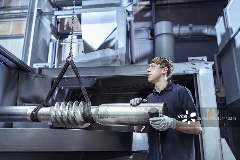 工程厂房内有大型蜗轮的工程师学徒图片素材