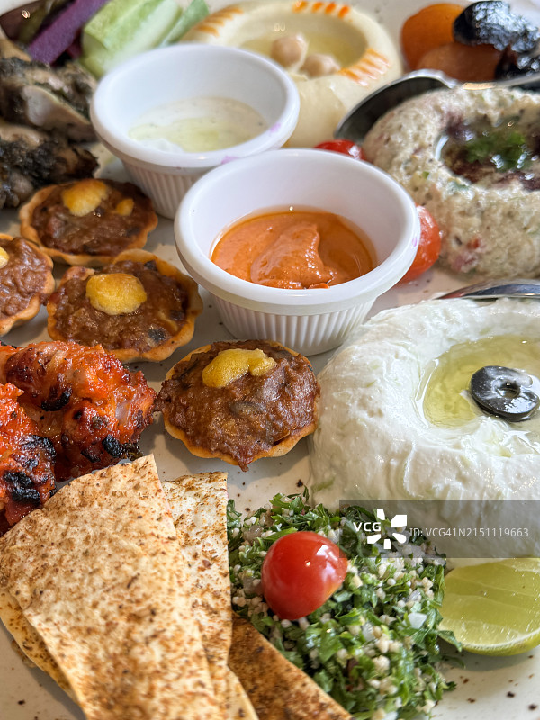 黎巴嫩Mezze拼盘图片，包括鹰嘴豆泥等图片素材