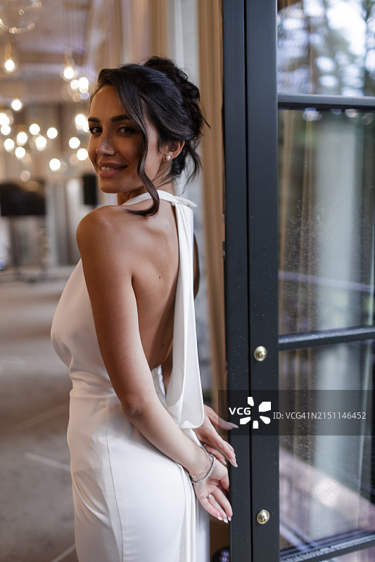 迷人的新娘身穿珍珠白优雅礼服图片素材