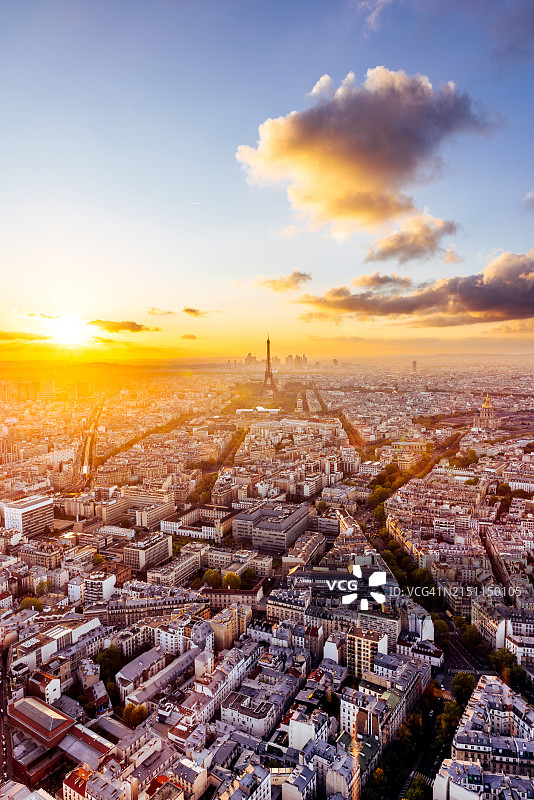 巴黎城市景观：日落时分的埃菲尔铁塔鸟瞰图片素材