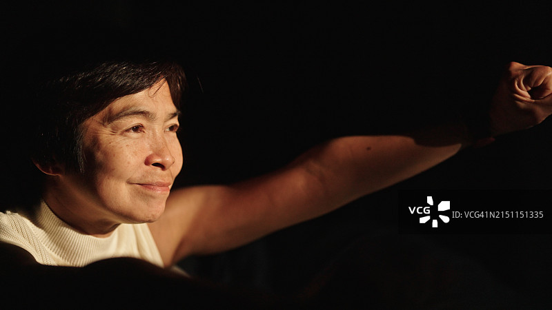 早上醒来的亚洲女性图片素材