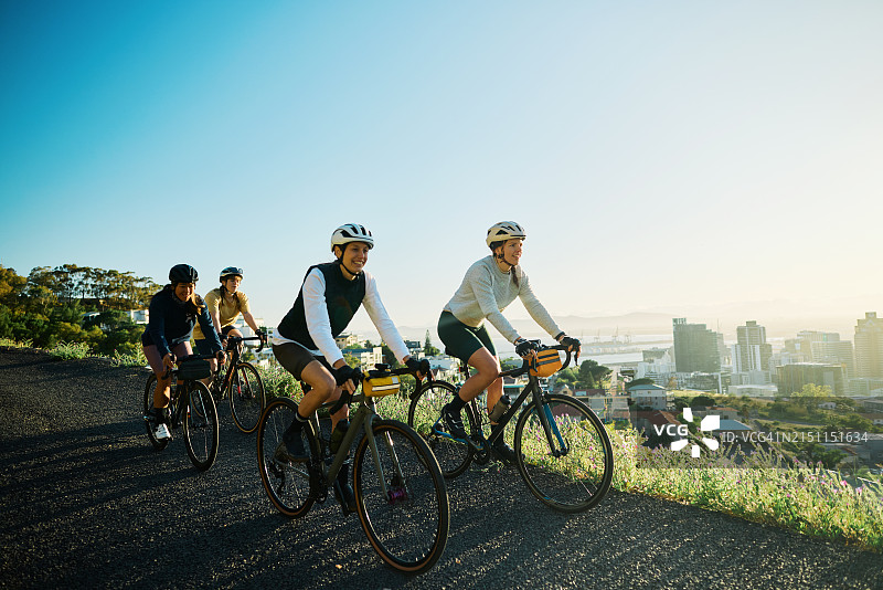 一群女自行车手在周末出城骑行图片素材