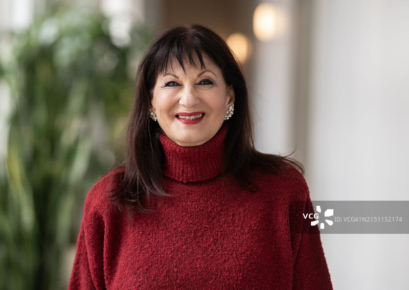 老年妇女在家放松，微笑的肖像图片素材