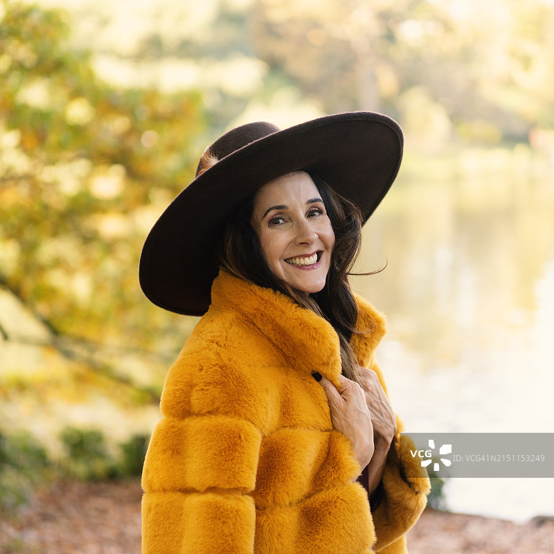 中央公园的时尚中年妇女肖像图片素材