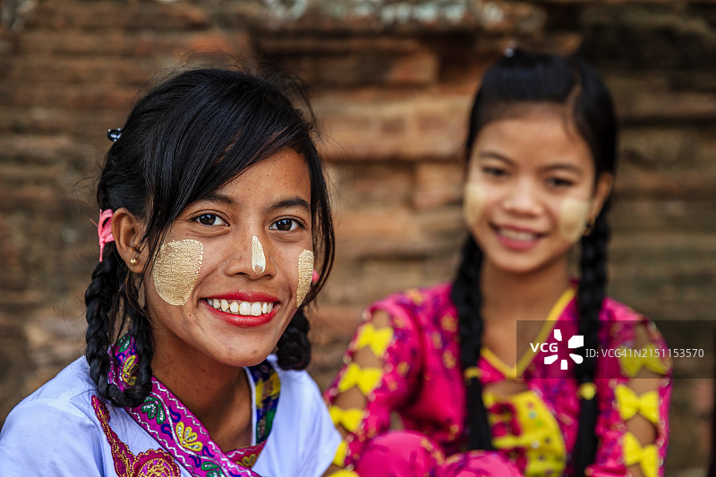 在蒲甘摆姿势的缅甸少女图片素材