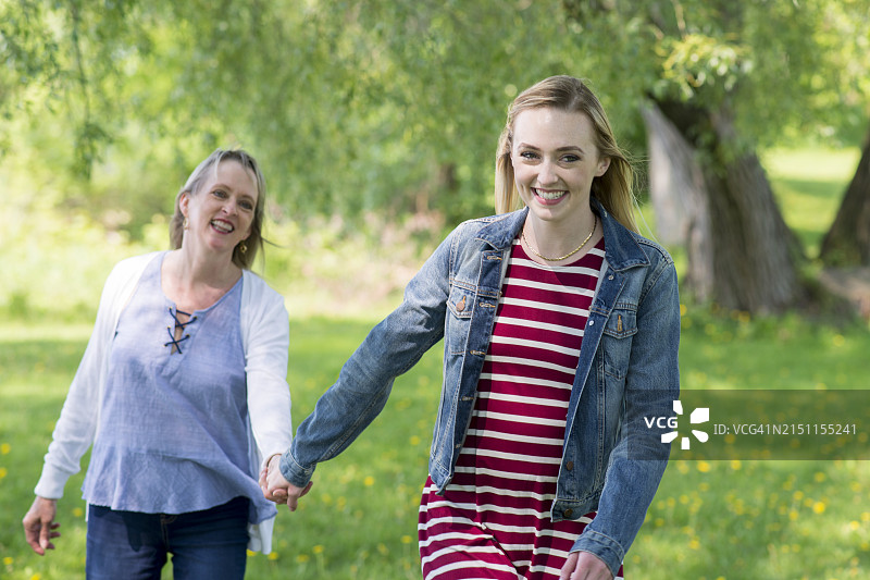 母亲节的亲情纽带图片素材