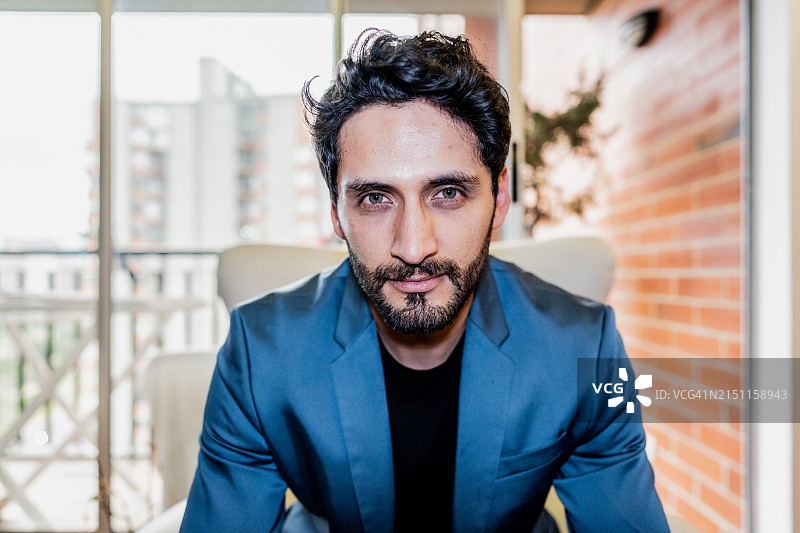 公寓里中年男子肖像图片素材