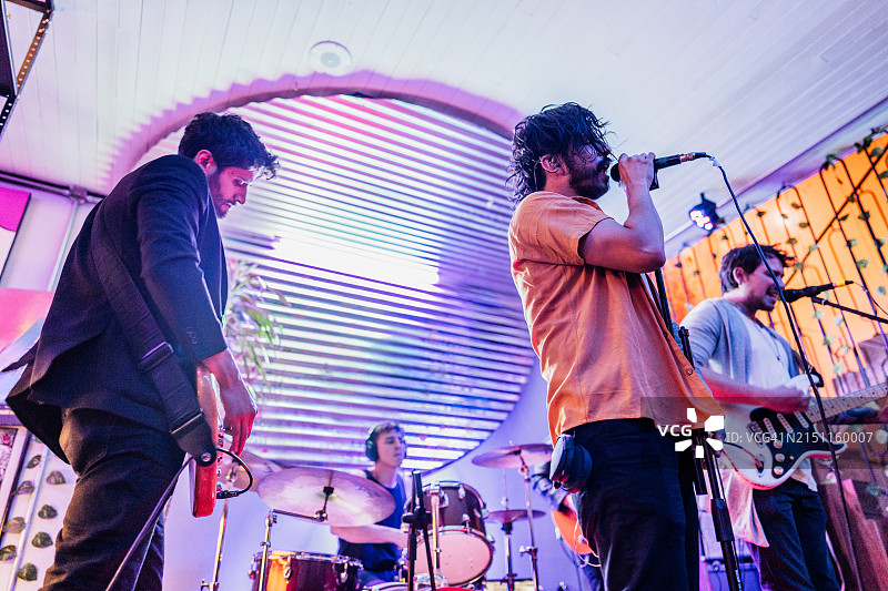 摇滚乐队在舞台上表演图片素材