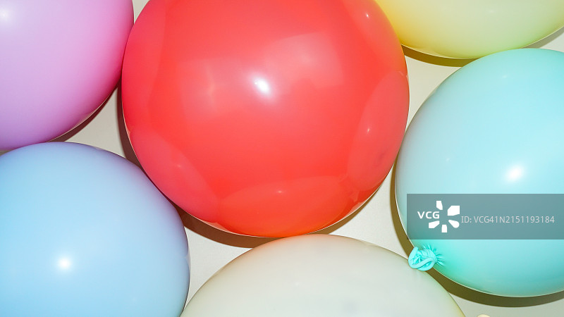 白色背景上彩色气球的2.5D图图片素材
