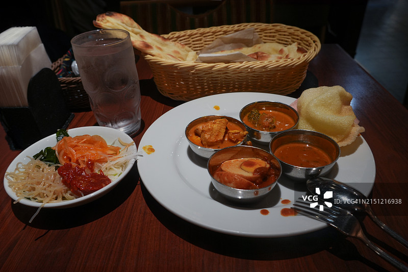 配虾片的什锦印度咖喱拼盘图片素材