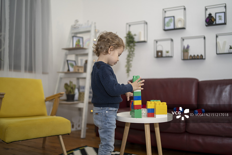 可爱的男孩玩立方体图片素材