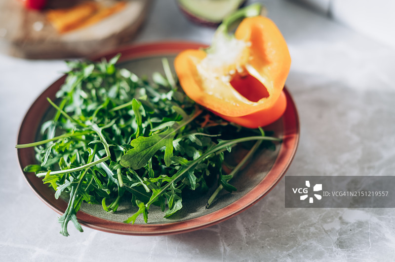 蔬菜沙拉（含樱桃番茄、烤辣椒、混合沙拉、洋葱和烤哈罗米奶酪）图片素材