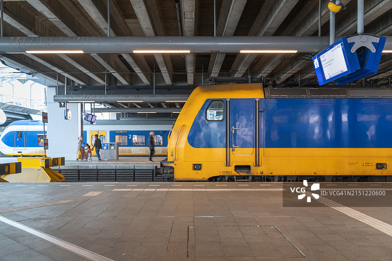 车站内的荷兰铁路机车图片素材