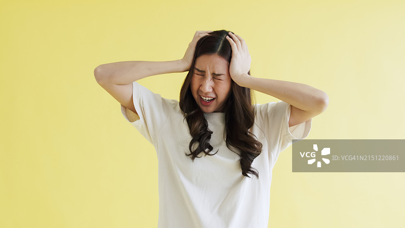 有压力的亚洲妇女绝望地抱着头图片素材