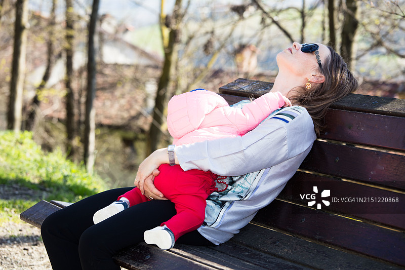 女婴安静地睡着了图片素材