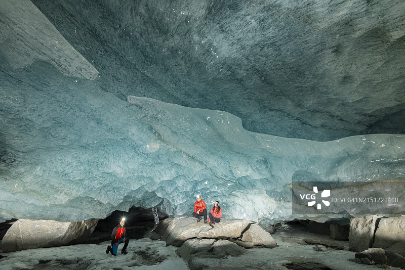 冰洞里的三位徒步者图片素材