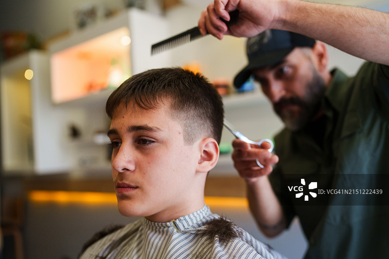 理发师为青少年理发图片素材
